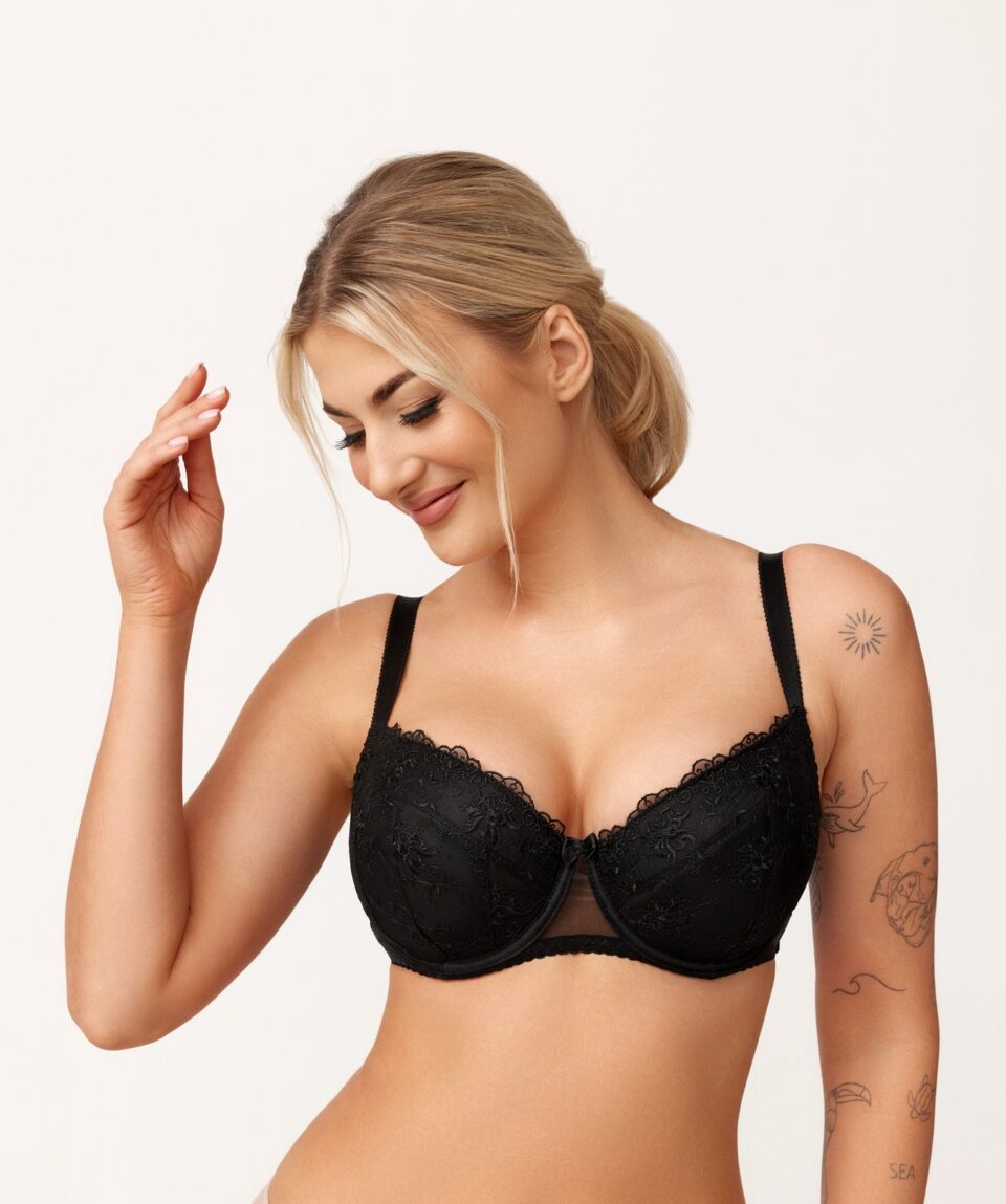 Čierna push-up podprsenka AZAL P1020 s čipkovaným dizajnom na modelke.