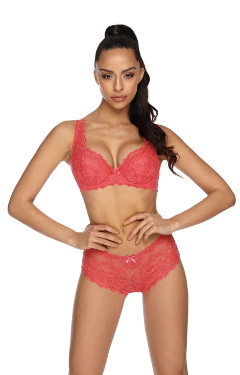 Modelka v červenej čipkovanej vystuženej podprsenke Mat M-053/22 Carmela a nohavičkách.