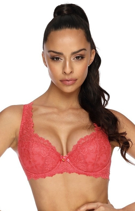 Detailný pohľad na červenú čipkovanú podprsenku Mat M-053/22 Carmela na modelke.