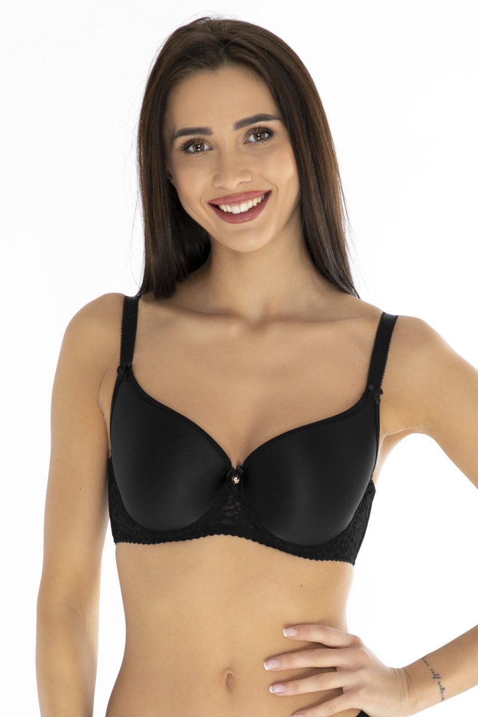Vystužená čierna podprsenka BIGGI Adel CZERN na modelke, elegantný dizajn s jemnými detailmi.