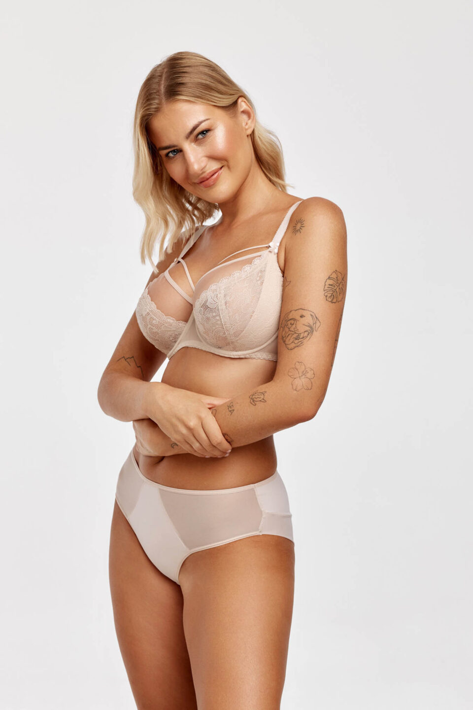 Béžová podprsenka AZAL Kalina s čipkou a nohavičkami na modelke, zobrazená z predného pohľadu.