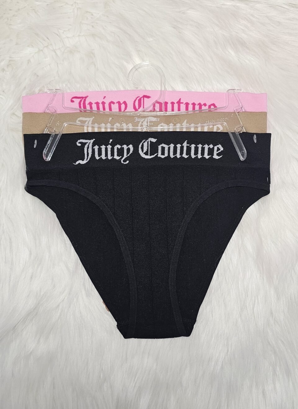 3-balenie nohavičiek Juicy Couture v čiernej, béžovej a ružovej farbe s ikonickým logom na elastickom páse.