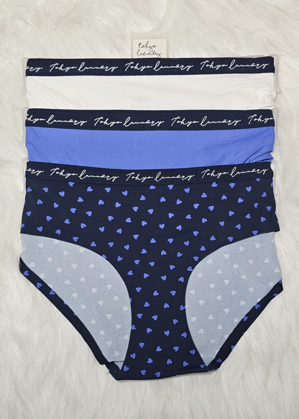 Dámske nohavičky Tokyo Laundry v 3-balení – klasický strih, rôzne farby vrátane modrej, bielej a vzorovanej srdiečkovej potlače, s elastickým pásom s logom značky.